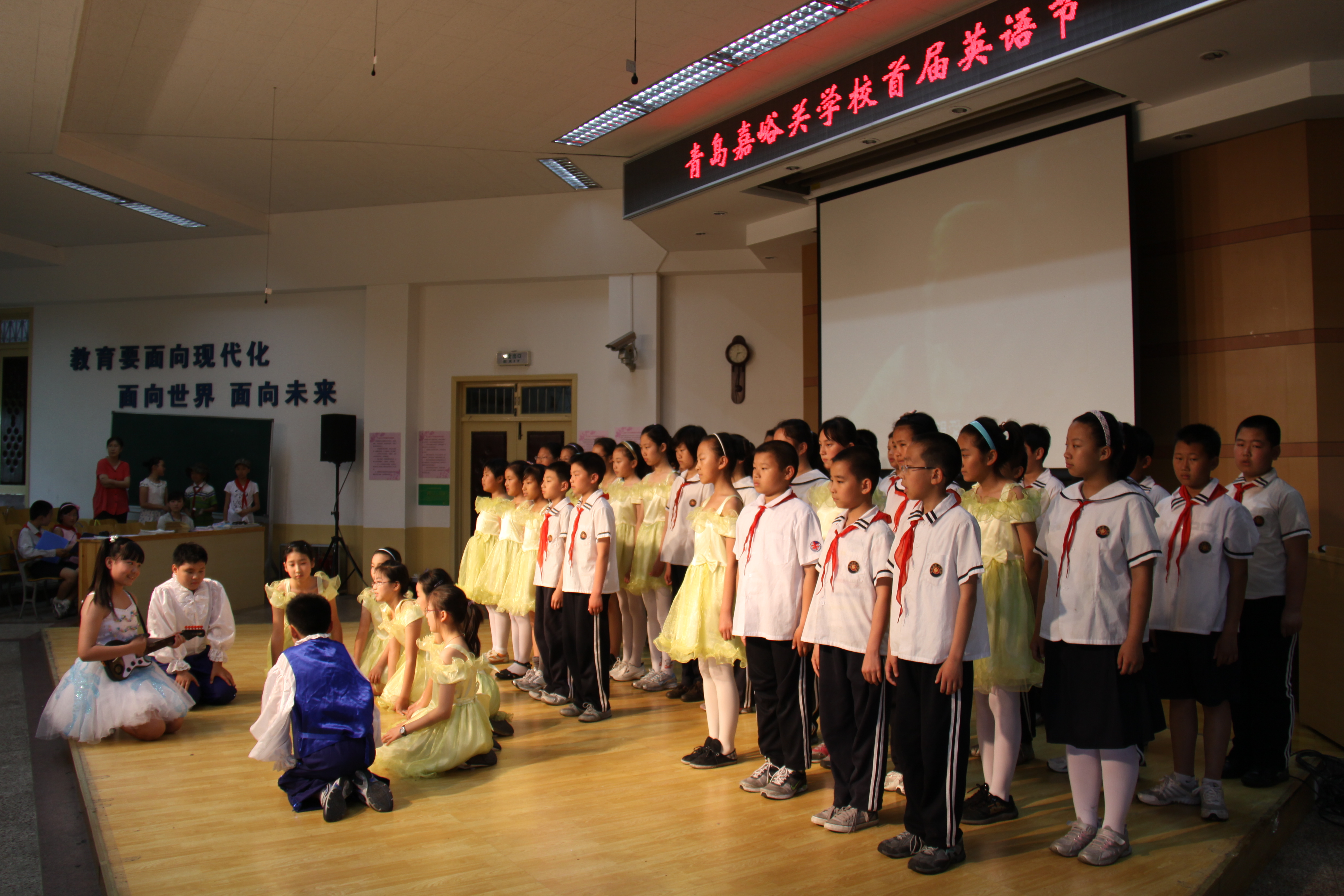 六年级六班的音乐剧表演DO RE MI