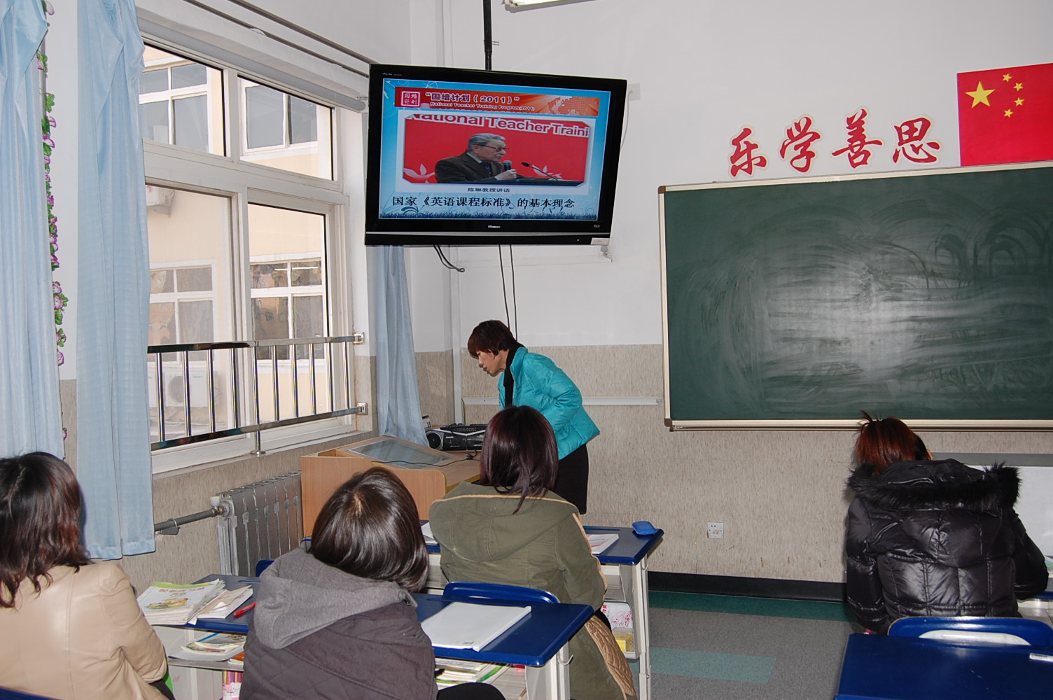 学校英语教研组的老师认真学习新修订的《义务教育英语课程标准》