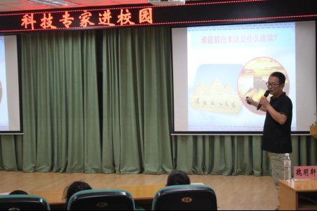 I:\xinxi\大事记2019(郑静)\第二季度\2019-6-19让创新之光照亮新时代——市南区科技志愿者在行动暨青岛香港路小学第二届科技节隆重开幕\13.JPG