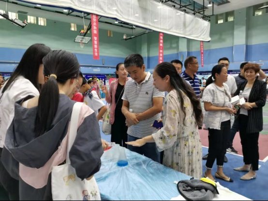 I:\xinxi\大事记2019（郑静）\第三季度\2019-9-21我校科技团队参加第13届市南区科技节展示\2.jpg