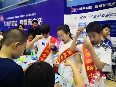 I:\xinxi\大事记2019(郑静)\第三季度\2019-9-21我校科技团队参加第13届市南区科技节展示\5.jpg