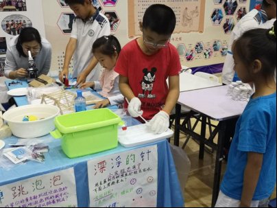 I:\xinxi\大事记2019（郑静）\第三季度\2019-9-21我校科技团队参加第13届市南区科技节展示\16.jpg