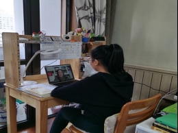图片包含 餐桌, 人员, 室内, 墙壁 描述已自动生成